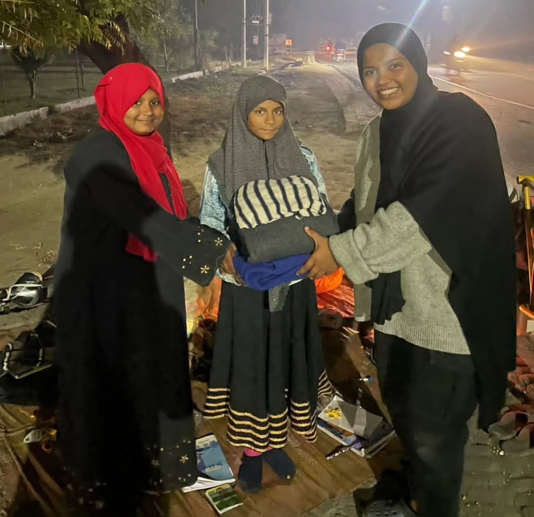2 volunteers distributed winter clothes to 5 children studying under streetlights at Dorra Mafi, Aligarh, Uttar Pradesh, led by Shahama Subair.