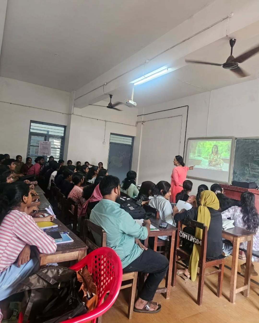2 Volunteers took Sessions In SNG College Chelannur, Kozhikode
