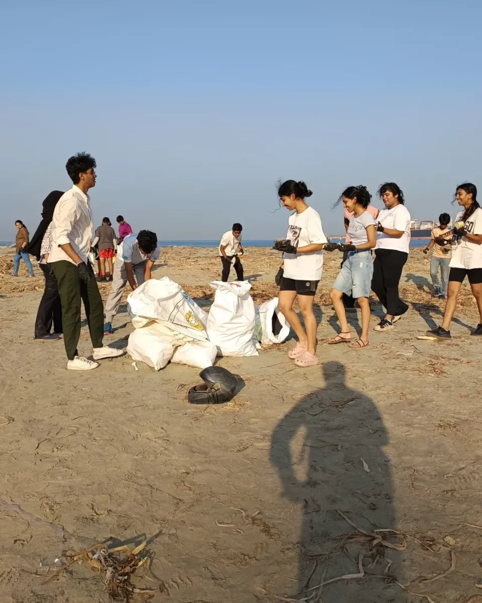 35 Students of Gems Modern Academy Kochi collected 375kg of non plastic waste in fortkochi beach